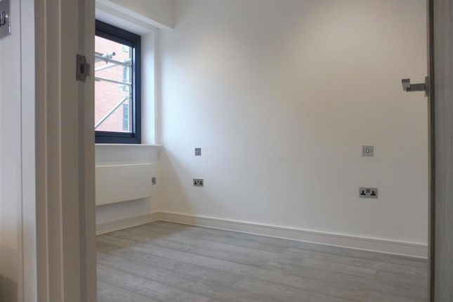 Flat to rent in Bath Road, Slough