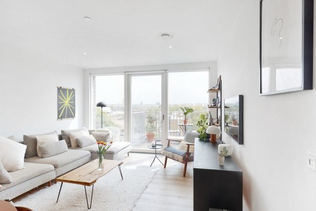 Flat for sale in Lacewood Apartments, London