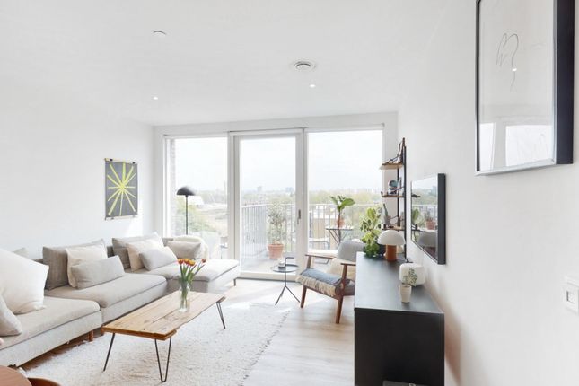 Thumbnail Flat for sale in Lacewood Apartments, London