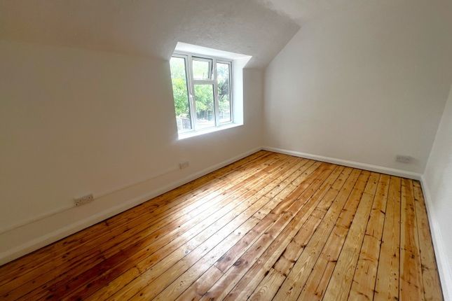 30, Gloucester Crescent, Laleham photo 2