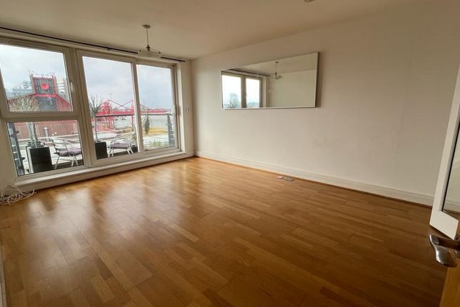 Flat to rent in Riverside West, Smugglers Way