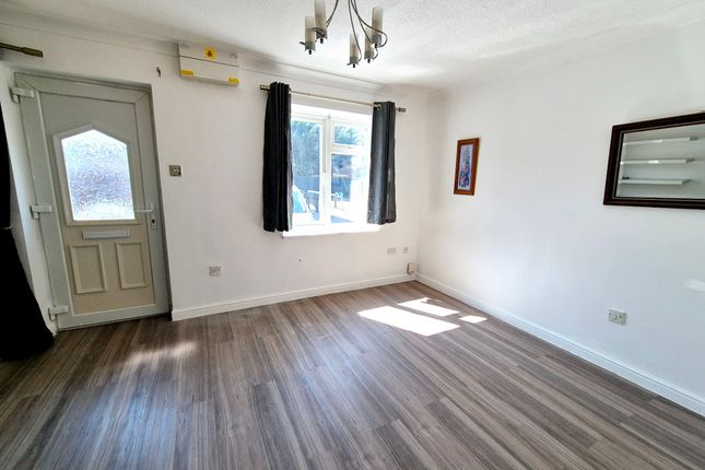8 Medoc Close, Basildon photo 3
