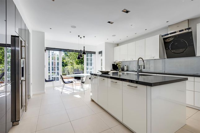 Property for sale in Hendon Avenue, Finchley