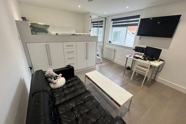 1 Penthouse Suite, 55, Millbrook Road East, Hampshire photo 2