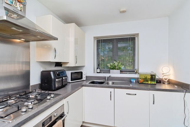 24, Manor Grove, Staffordshire photo 4