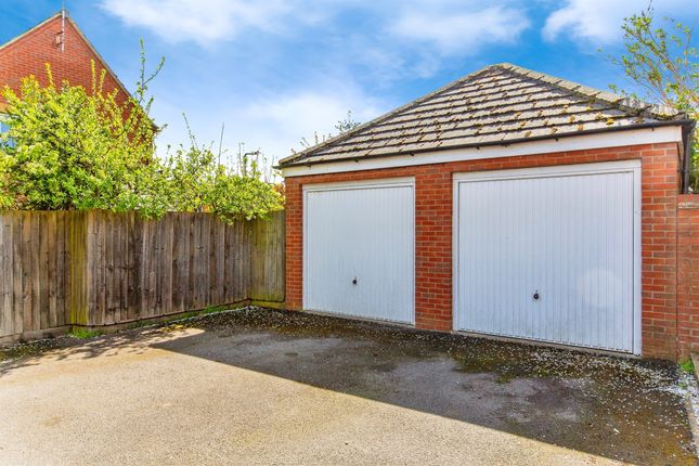 15, Osier Way, Kettering photo 2