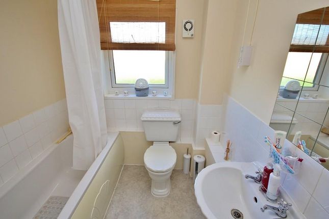 28, Carnaby Close, Huntingdon photo 2