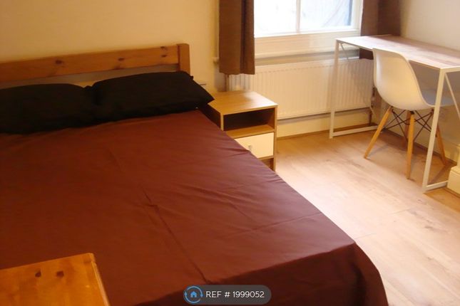 Room to rent in Gladstone Avenue, London