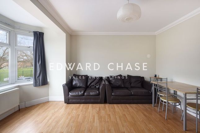 Flat to rent in Perth Road, Gants Hill