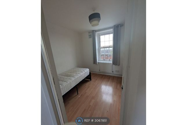 F Meretune Court, Martin Way, Morden photo 2