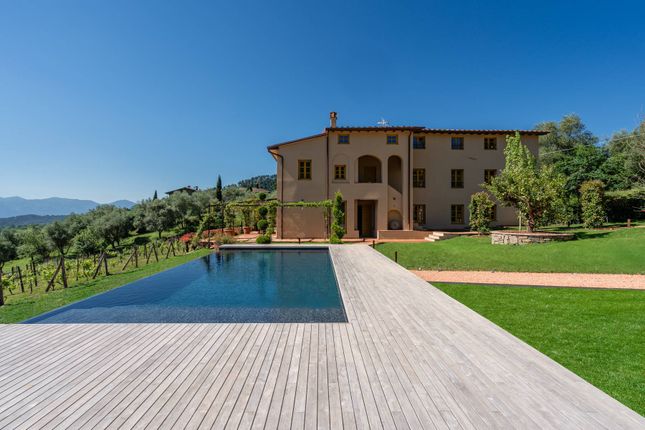 Thumbnail Villa for sale in Viale Luigi Cadorna, Lucca, Toscana