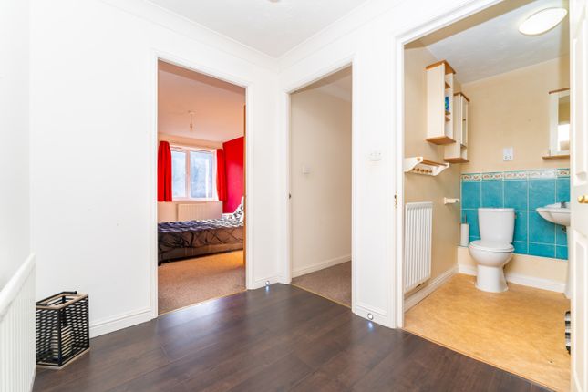 Flat for sale in Grasholm Way, Slough