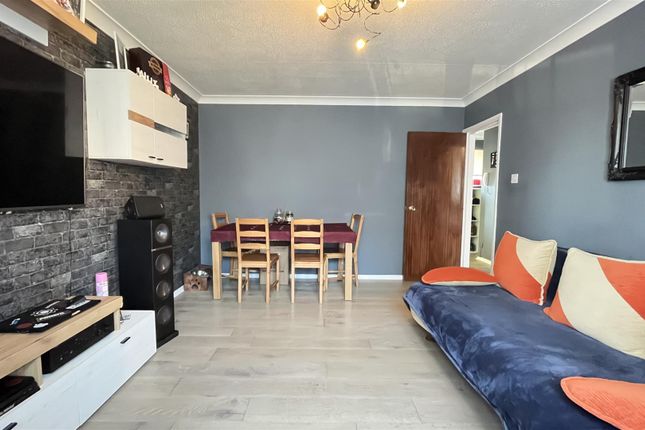Firs Close, Mitcham photo 4