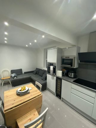 Thumbnail Flat to rent in Clapham Court, Kings Avenue, London