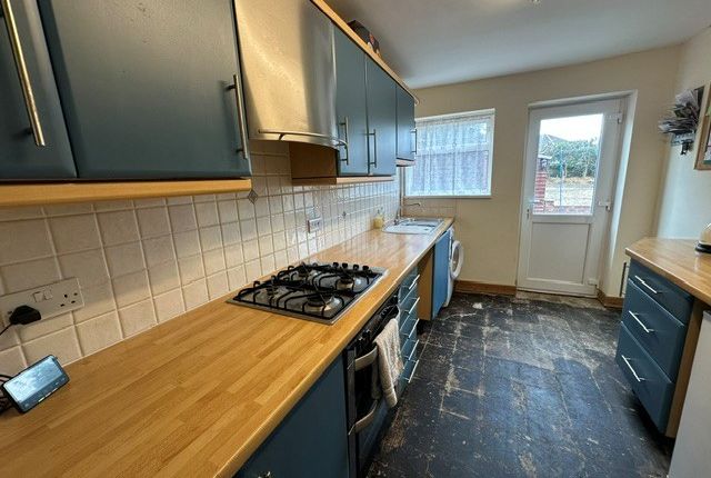 7, STONEY LANE, THATCHAM photo 3