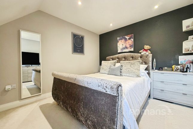 2, Kingfisher Drive, Surrey photo 4