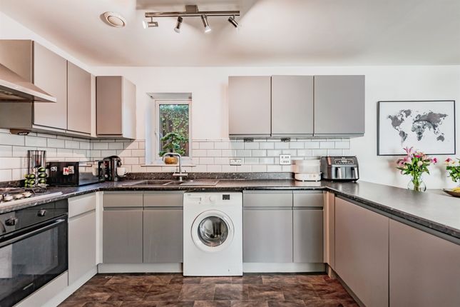 Flat 2, Tribbiani Court, Station Approach, Horley photo 4