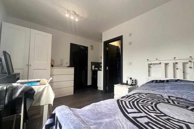 Room 4, 26, Wellington Avenue, Hounslow photo 4