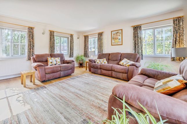 2 Hookwood Manor, Reigate Road, Horley photo 3