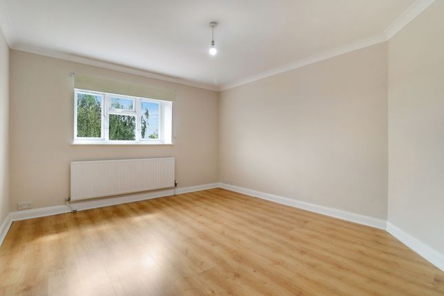Flat 4, 274-276 Walton Road, West Molesey photo 2