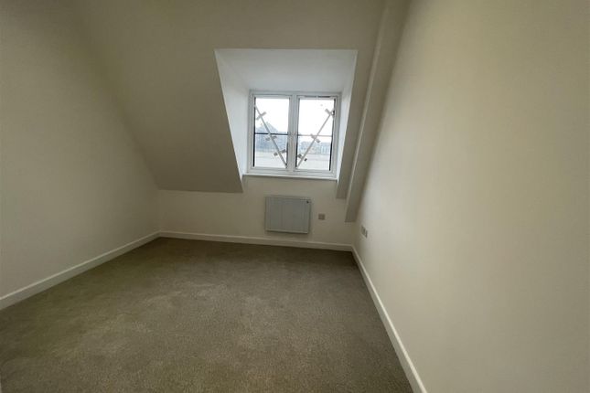 Flat to rent in Cambridge Court, Camberley