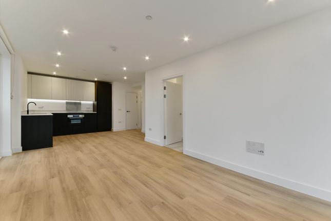 Flat to rent in Heartwood Boulevard, London