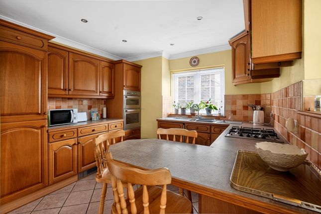 10, Pollards Oak Road, Oxted photo 4