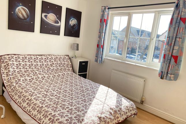 Thumbnail Room to rent in Genas Close, Ilford