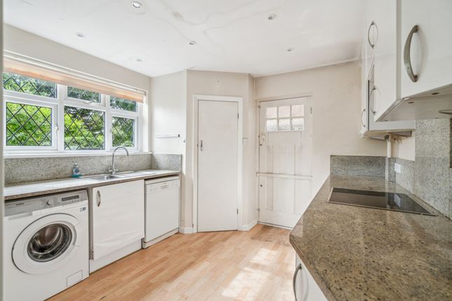 22a Avenue Rise, Bushey photo 3