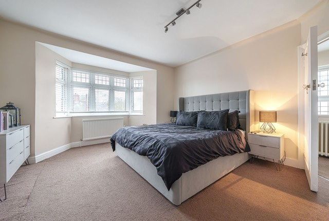 44 Southbourne Crescent, London photo 3