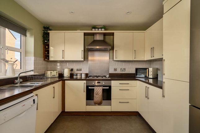 12 Bronte Close, Wakefield photo 2
