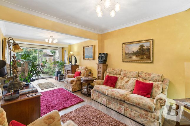 142, Parkside Avenue, Romford photo 2