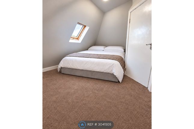 Flat, Aldborough Road South, Ilford photo 5