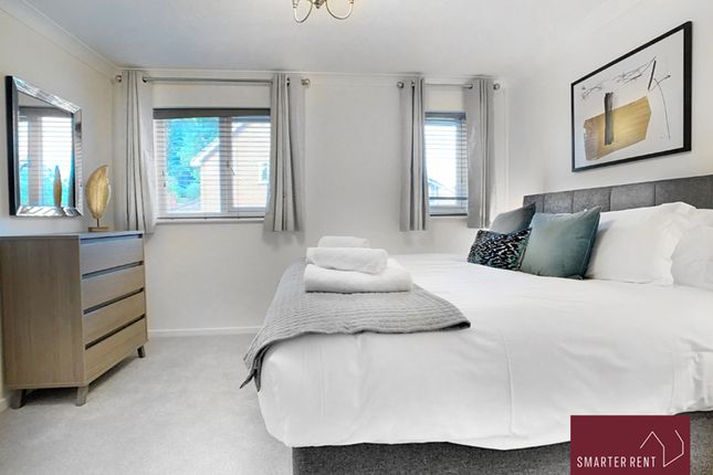 41, The Orchard, Lightwater photo 5