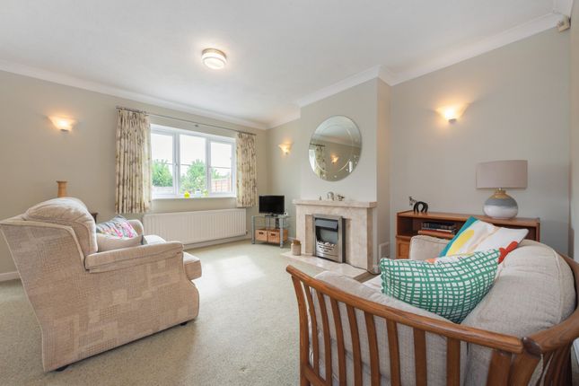 4, Whitebeam Way, Middleton-on-Sea photo 4