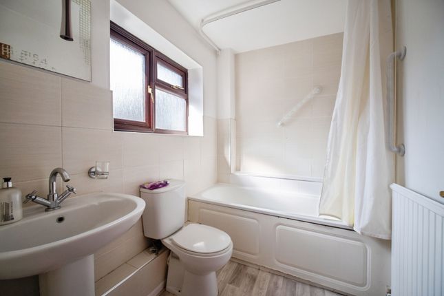 32, Broad Ha'penny, Farnham photo 4