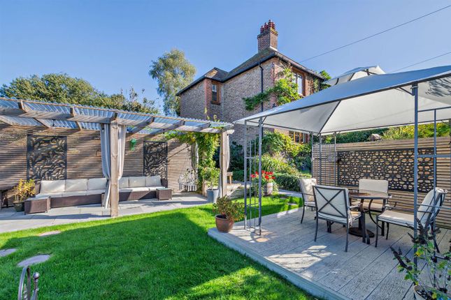 2-bed house on 1 Bridge Cottages, Station Hill, Maidstone, £525,000