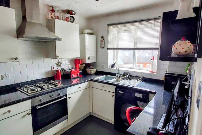 17, Cobham Close, Slough photo 4