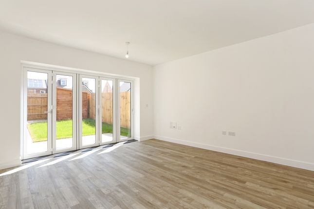 8, Lovegrove Way, London photo 5