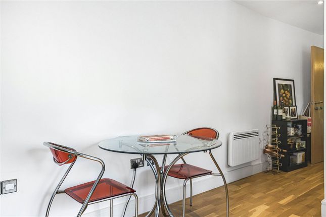 Flat 3, 1, Hare Marsh, London photo 4