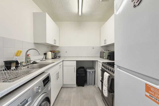 151, Sterling Gardens, London photo 4