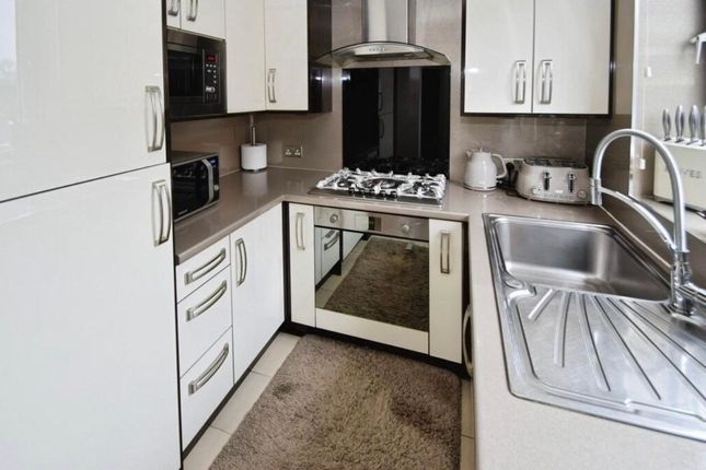 14 High Park Drive, Bradford photo 4