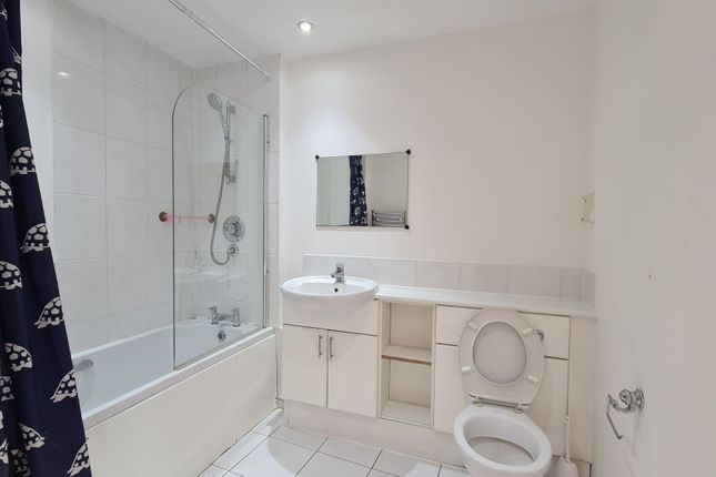 Flat 923, The Blenheim Centre, Hounslow photo 5