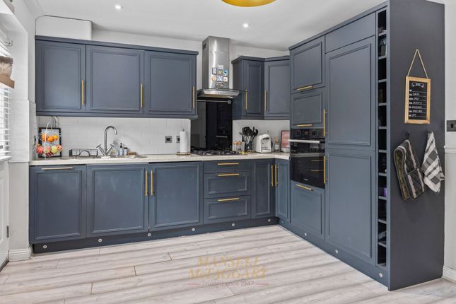 25 Lulworth Close, Crawley photo 4