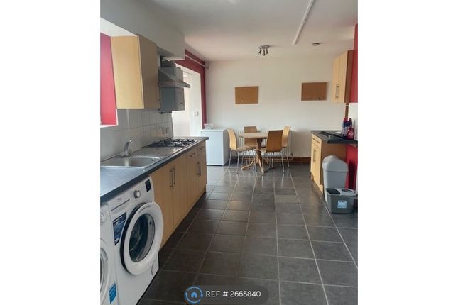 Kitchen / Dining Area