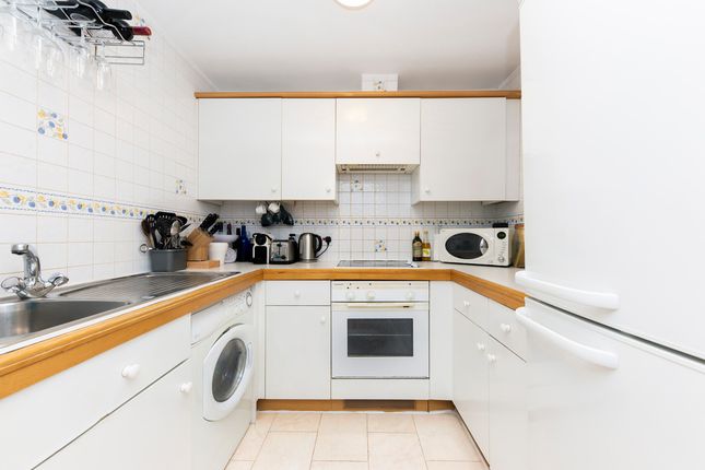 Flat 21 Dolphin Court, 12-16 Southey Road, London photo 4