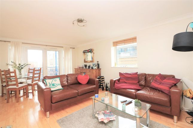 2 bed flat to rent in Unicorn Building, 2 Jardine Road, London E1W