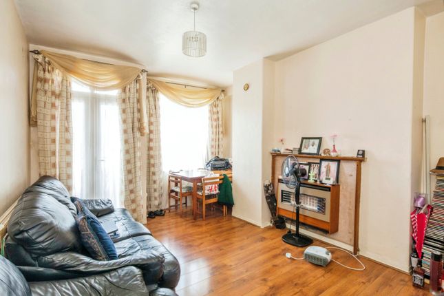 Flat for sale in Lindley Estate, London