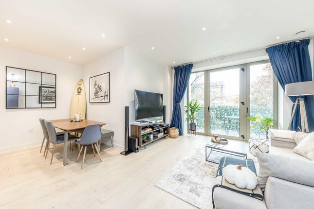 Flat for sale in Balham High Road, London