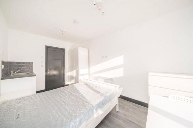Room 2, 26, Wellington Avenue, Hounslow photo 2